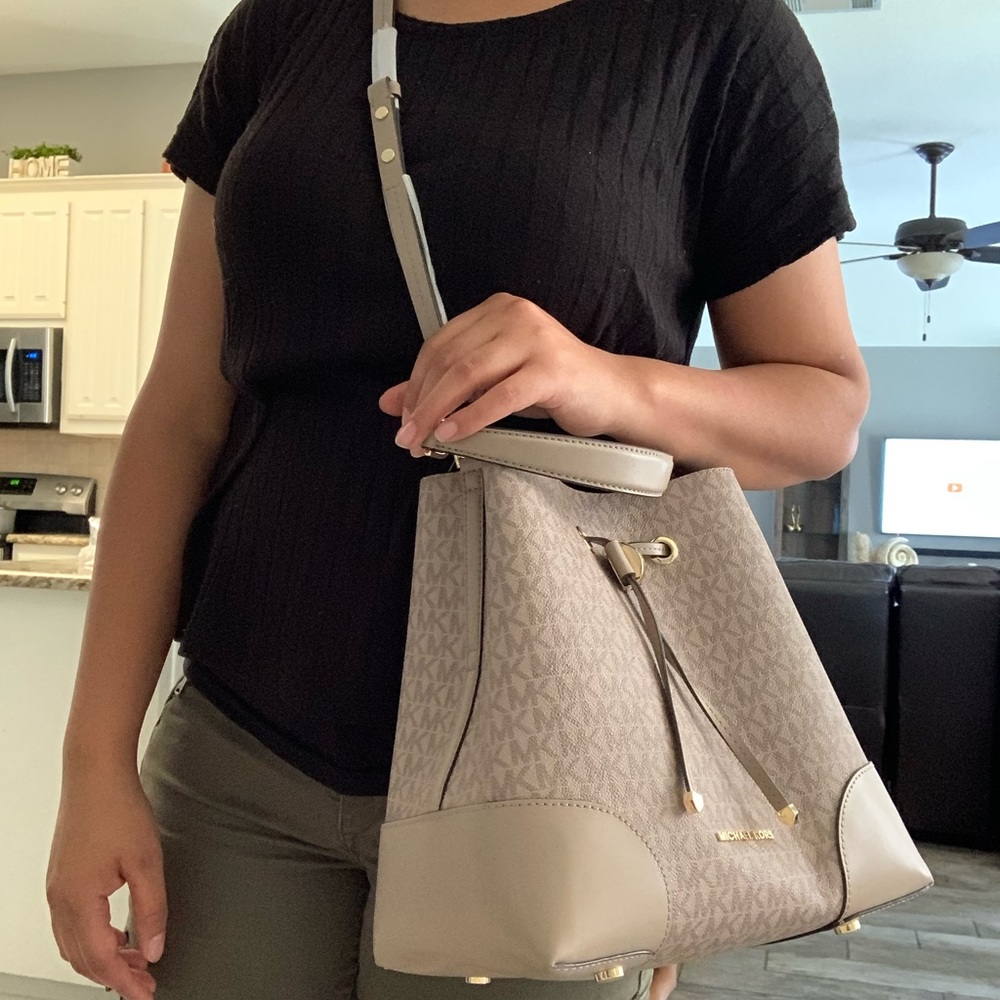 Beautiful Mk bucket shoulder bag - Picture 11 of 12